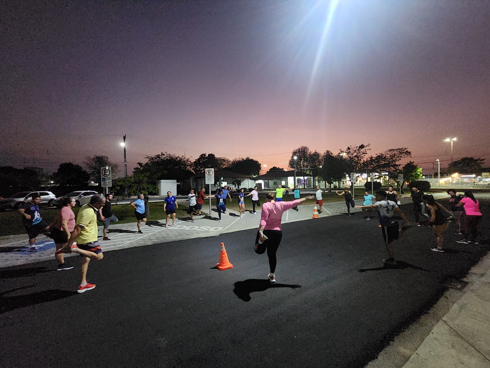 Foto colorida mostra servidores se aquecendo para correr.