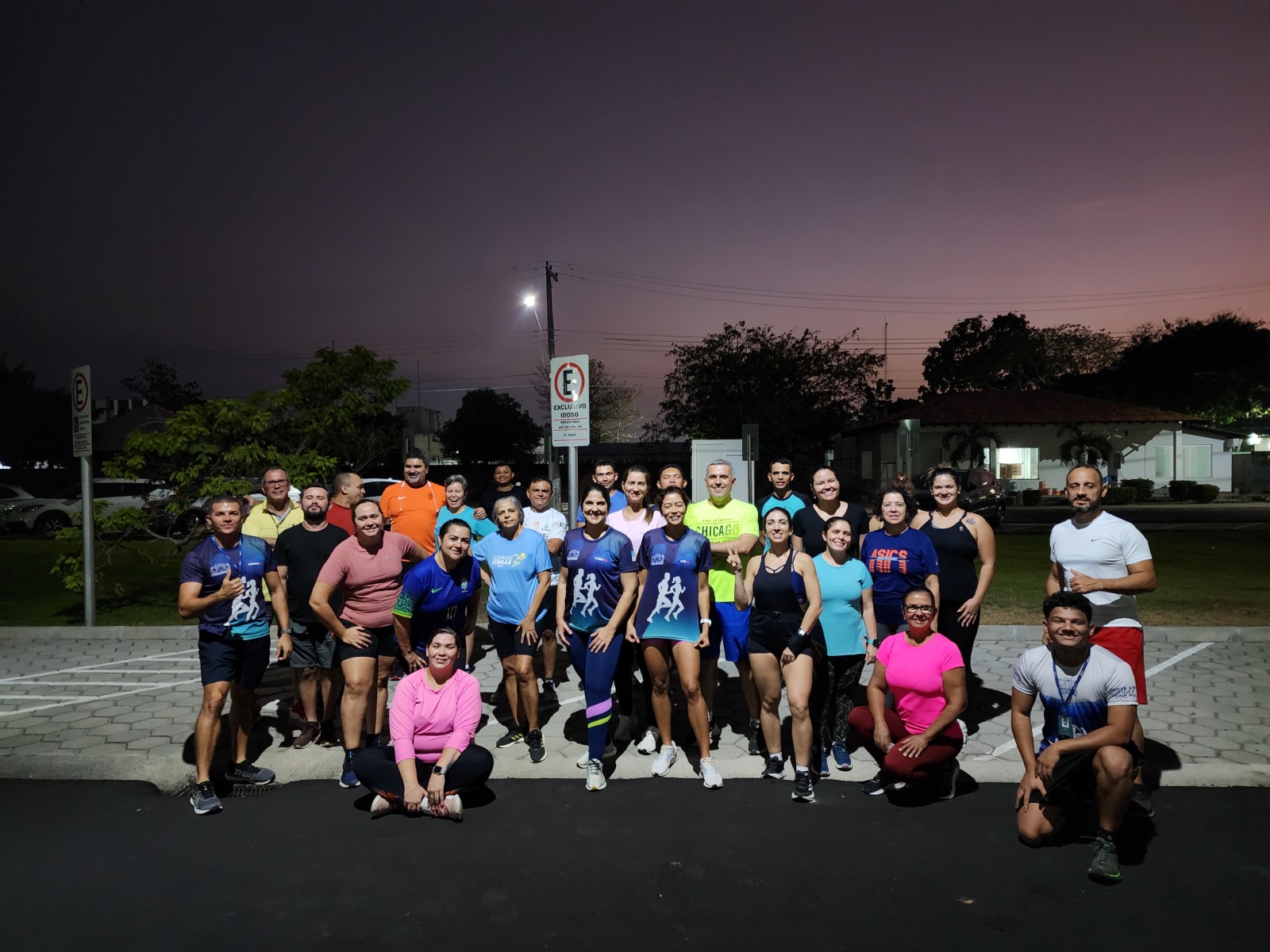 Foto colorida mostra servidores posando para foto no no Conjunto Administrativo