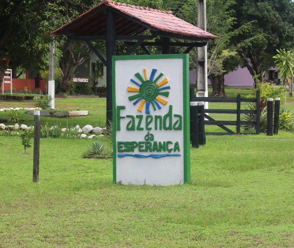 foto colorida da placa  escrito fazenda da esperança