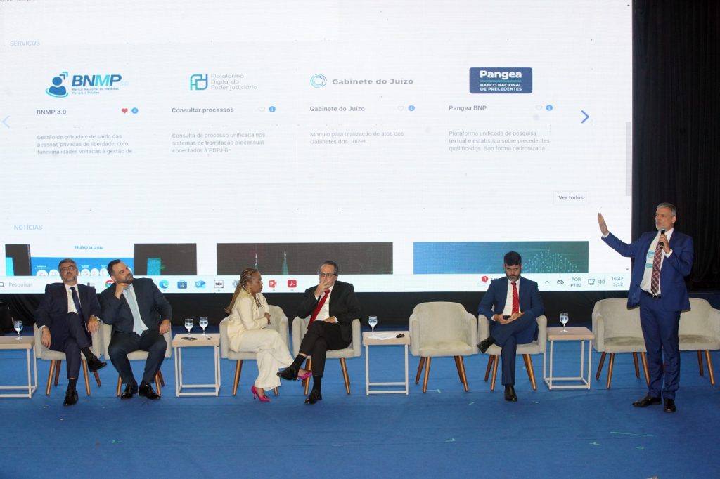 foto colorida do congresso mostrando autoridades sentadas no palco do evento